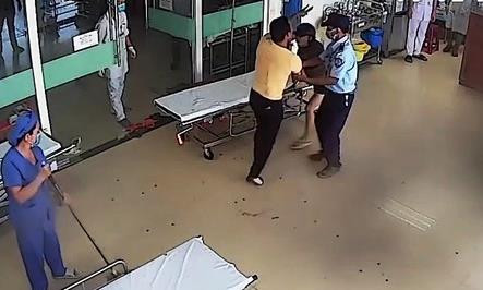 Bệnh nhân và người đi cùng hành hung bác sĩ, điều dưỡng: Tối 11/4, Bệnh viện Đa khoa tỉnh Phú Yên đã tiếp nhận bệnh nhân Nguyễn Mạnh Nhất (SN 1990 ở Thái Bình). Trong quá trình các bác sĩ và điều dưỡng thực hiện công tác chuyên môn, bệnh nhân, 2 người nhà có thái độ hung hăng, chửi bới và đánh bác sĩ và điều dưỡng. Ngày 13/4, Bệnh viện Đa khoa tỉnh Phú Yên đã đề nghị Công an TP.Tuy Hòa điều tra, xử lý vụ việc.