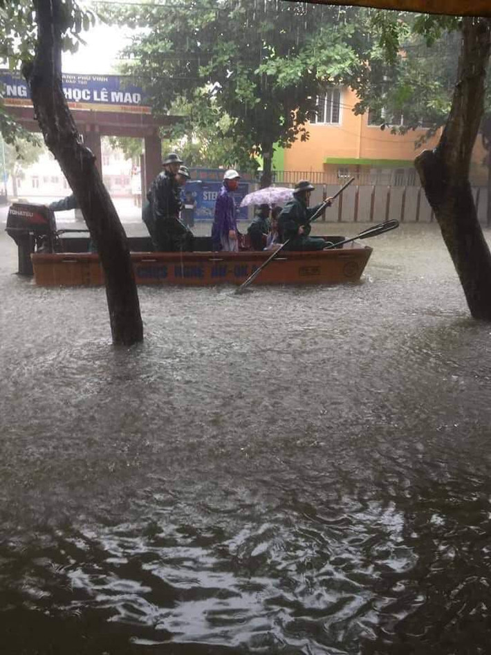 Nhiều phương tiện cứu hộ giao thông đã phải làm việc hết công suất, lực lượng cảnh sát giao thông làm nhiệm vụ tại các ngã ba, ngã tư cũng hết sức vất vả. (Ảnh facebook Nhịp sống Thành Vinh).