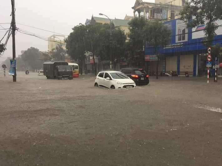 Ông Nguyễn Trọng Hoàn, Chánh Văn phòng Sở Giáo dục và Đào tạo tỉnh Nghệ An, cho biết, sáng 16/10, Sở đã thông báo cho các trường, các Phòng Giáo dục và Đào tạo trên địa bàn tỉnh tùy điều kiện thực tế để quyết định cho học sinh nghỉ học hay không. (Ảnh Nhịp sống Thành Vinh).