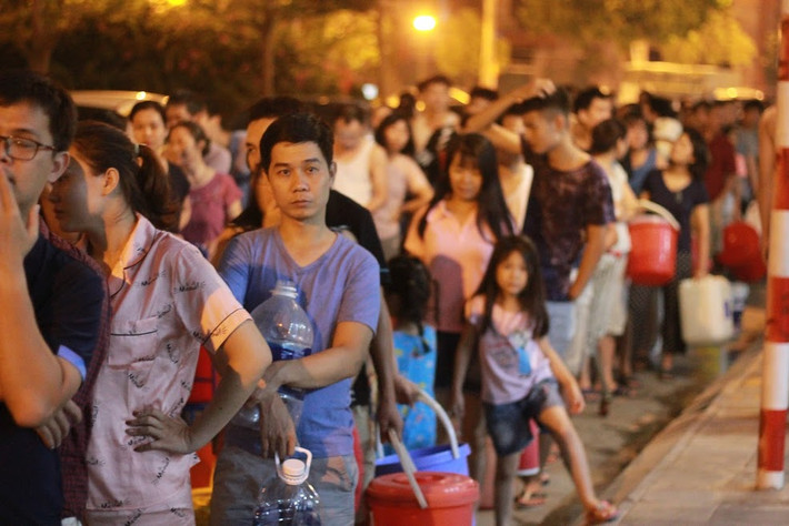 Theo đó, người dân tại khu vực chung cư Gemek (An Khánh, Hoài Đức, Hà Nội), hàng trăm hộ dân mang theo xô, chậu để nhận lượng nước sạch đầu tiên kể từ sau khi sự cố nước có mùi lạ xảy ra.