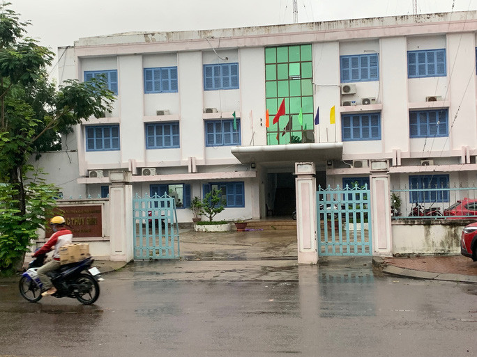 Ông Nguyễn Công Bình - Phó Chi cục trưởng phụ trách Chi cục Thủy sản tỉnh Bình Định bị tố cáo khiến cho nữ nhân viên trong đơn vị mang thai tại thời điểm chưa ly hôn với vợ cũ. Mới đây, ông Bình cho biết việc xuất hiện đơn tố cáo tôi quan hệ bất chính với cô M. là bịa đặt, vu khống, nhằm gây mâu thuẫn nội bộ.