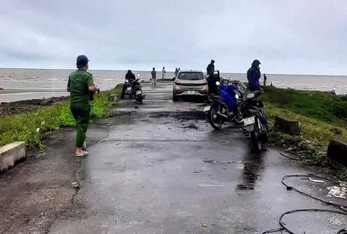 Thi thể người đàn ông phân huỷ trôi dạt vào bờ biển: Chiều 23/5, tin từ UBND xã Hải Chính, huyện Hải Hậu, tỉnh Nam Định xác nhận trên địa bàn xã vừa phát hiện thi thể người đàn ông khoảng 40 tuổi trôi dạt vào bờ biển. Thi thể người đàn ông được phát hiện đã bị phân hủy mạnh, trong tư thế nằm úp, mặc quần lửng, áo cộc tay, các ngón tay đã rụng hết.