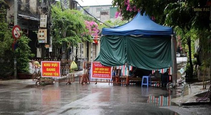 Xác minh thông tin Phó Chủ tịch xã uống bia với người cách ly: Trong những ngày qua, có thông tin phản ánh Phó Chủ tịch UBND xã Thiệu Thịnh, huyện Thiệu Hóa (tỉnh Thanh Hóa) chơi bóng chuyền, uống bia với công dân đang thực hiện cách ly tại trường Tiểu học xã Thiệu Thịnh. Ngày 23/9, UBND xã Thiệu Thịnh cho biết đang tiến hành xác minh vụ việc.