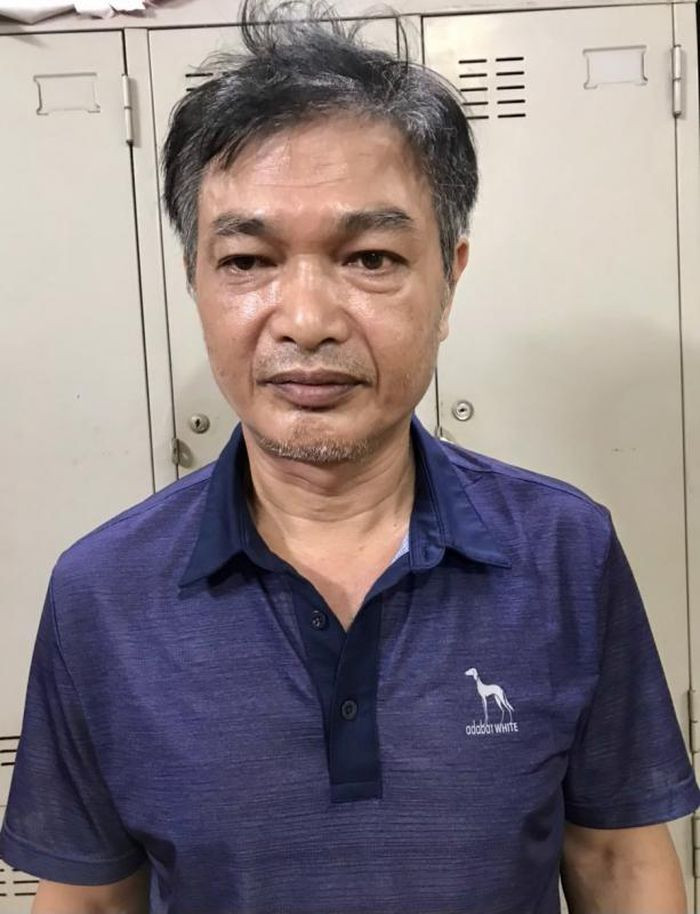 Lời khai đối tượng chém chết người trước cửa nhà: Trần Văn Hùng (SN 1965, trú tại TP Hưng Yên) khai nhận nguyên nhân sát hại bà Nguyễn Thị H. (SN 1955, trú cùng địa phương) là do có mâu thuẫn trong lúc ăn nhậu ở nhà con trai của nạn nhân. Hùng đã có ý định giết cả nhà nạn nhân để trả thù. Ngày 23/9, Hùng bị Công an tỉnh Hưng Yên khởi tố.