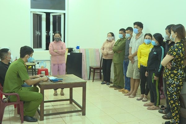 Nữ quái cầm đầu đường dây ghi đề giao dịch 10 tỷ/tháng: Hồ Thị Thanh Nhi (36 tuổi, trú TP. Buôn Ma Thuột, Đắk Lắk) cầm đầu đường dây ghi đề. Mỗi ngày đường dây này ghi số đề chi cho các con bạc từ 300 - 400 triệu đồng. Trung bình mỗi tháng số tiền giao dịch ghi số đề hơn 10 tỷ đồng. Ngày 15/5, Công an TP. Buôn Ma Thuột đã tạm giữ 4 đối tượng và đang củng cố hồ sơ để xử lý 8 đối tượng khác về hành vi đánh bạc và tổ chức đánh bạc trong đó có Nhi.