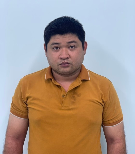 'Nổ' có khả năng làm thủ tục tách thửa đất để lừa đảo chiếm đoạt hàng tỷ đồng: Trần Thanh Bình (SN 1991, ngụ quận 6, TP HCM) “nổ” có mối quan hệ với các cơ quan chức năng, có thể làm thủ tục tách 2 thửa đất cho ông Đ. ở huyện Bình Chánh. Tin lời, ông Đ. đã chuyển gần 6 tỷ đồng cho Bình. Bị phát hiện, Bình đưa lại giấy tờ chưa tách được thửa và chuyển trả số tiền 1,7 tỷ đồng. Từ đó, Bình trốn tránh nên ông Đ. làm đơn tố cáo gửi đến cơ quan công an. Ngày 24/11/2023, Công an TP HCM đã khởi tố, bắt tạm Bình.