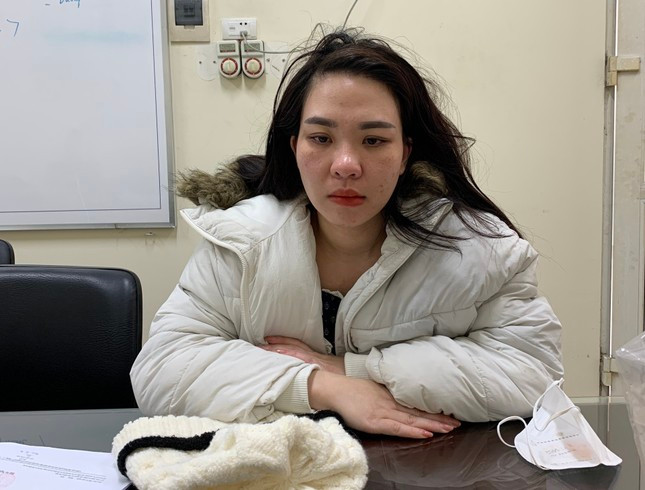 'Nổ' là con dâu tương lai của lãnh đạo tỉnh để lừa xin việc, chiếm đoạt hơn 8,7 tỷ: Nguyễn Thị Mai (SN 1991, trú thị trấn Lim, Tiên Du, Bắc Ninh) và chị N.T.X (39 tuổi, trú tại xã Phú Lâm, Tiên Du) quen biết từ lâu. Cuối năm 2021, biết chị X. đang muốn xin cho em trai vào làm ở Cục Hải quan Bắc Ninh. Mặc dù chỉ là lao động tự do, nhưng Mai nói mình là con dâu tương lai của một lãnh đạo tỉnh Bắc Ninh và là cháu dâu tương lai của Cục trưởng Cục Hải quan Bắc Ninh, có thể xin được vào làm việc tại Cục Hải quan rồi lừa đảo hơn 8,7 tỷ đồng. Ngày 4/3, VKSND tỉnh Bắc Ninh đã khởi tố, bắt tạm giam Mai.