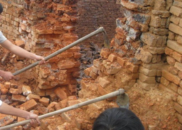 Mìn phát nổ trong lò gạch, 2 người thương vong: Đêm 24/12 người dân nghe thấy tiếng nổ tại lò gạch trên địa bàn phường Khánh Bình (TX Tân Uyên, tỉnh Binh Dương) nên vội tới kiểm tra. Tại hiện trường, họ phát hiện có hai nam công nhân bị thương. Một người đã tử vong sau đó. UBND phường Khánh Bình, cho biết bước đầu xác định có 1 quả mìn lẫn trong đất sét. Khi 2 công nhân nhân đưa đất sét vào trong cối xay để làm nguyên liệu đóng gạch thì quả mìn phát nổ.