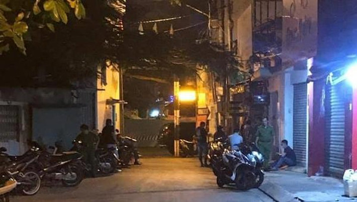 Nam thanh niên tử vong trong tư thế quỳ gối, trói chân tay: Tối 24/12 tại một ở căn nhà trong hẻm 180 Nguyễn Hữu Cảnh (phường 22, quận Bình Thạnh, TP HCM) người dân nghe tiếng kêu cứu. Đến nơi, mọi người thấy anh T. (khoảng 25 tuổi) tử vong trong tư thế quỳ gối, tay và chân bị trói, đầu bị quấn kín bằng băng keo. Hôm nay, Công an quận Bình Thạnh đã triệu tập đưa về trụ sở, trong số người này có một người có mối quan hệ đồng tính với nạn nhân.