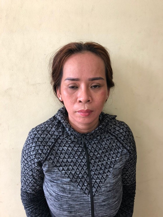 “Nữ quái” chuyên dùng thuốc ngủ “dụ” người dân uống để cướp tài sản: Phạm Hồ Uyên Trinh (SN 1977, ngụ quận Bình Tân, TP HCM) chuyên dùng thủ đoạn: Bỏ thuốc ngủ vào nước rồi mời người dân có cả đàn ông, phụ nữ uống. Sau khi nạn nhân uống xong sẽ mê man, bất tỉnh; lúc đó Trinh sẽ lấy tài sản như: ĐTDĐ, tiền, giấy tờ, xe máy… rồi tẩu thoát. Hôm nay, Công an quận Bình Tân đã bắt tạm giam Trinh để điều tra về hành vi “Cướp tài sản”.