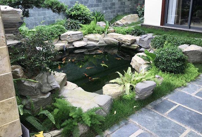 Từ những sự việc đau lòng trên, các chuyên gia khuyến cáo, phụ huynh cần sát sao với con nhỏ khi tới các khu vực công cộng, đặc biệt là những nơi có nước. Còn tại gia đình hay nhà hàng khi xây bể cá, cần tính đến độ an toàn như lắp rào chắn, camera và biển cảnh báo...tránh để xảy ra tình trạng bể cá đẹp lại thành cái bẫy chết người. (Ảnh minh hoạ)