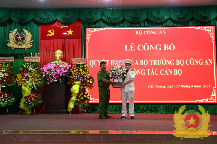 Thượng tá Nguyễn Minh Tân sinh năm 1979, quê quán huyện Chợ Gạo, tỉnh Tiền Giang. Trước khi được bổ nhiệm giữ chức vụ Phó Giám đốc Công an tỉnh Tiền Giang, ông Tân là Trưởng phòng Tham mưu Công an tỉnh. (Ảnh Công an tỉnh Tiền Giang)