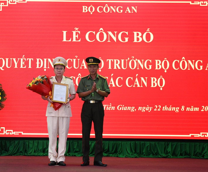 Đại tá Nguyễn Văn Nhựt chúc mừng Thượng tá Nguyễn Minh Tân được lãnh đạo Bộ Công an tin tưởng giao cương vị mới.