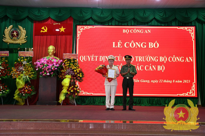 Giám đốc Công an tỉnh Tiền Giang tin tưởng trên cương vị công tác mới, Thượng tá Nguyễn Minh Tân tiếp tục phát huy những kinh nghiệm thực tiễn đã có hoàn thành xuất sắc các nhiệm vụ được giao, đóng góp vào thắng lợi và thành tích chung của Công an tỉnh nhà. (Ảnh Công an tỉnh Tiền Giang)