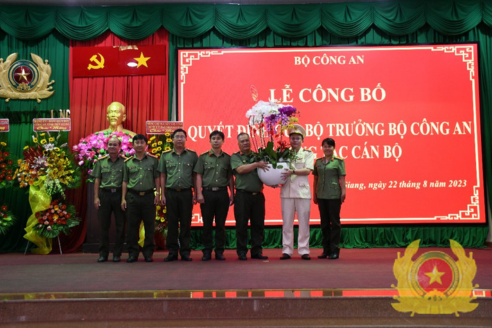 Đồng thời, cùng tập thể Ban Giám đốc Công an tỉnh tham mưu cho Tỉnh ủy, UBND tỉnh lãnh đạo, chỉ đạo thực hiện tốt công tác bảo đảm an ninh chính trị, trật tự an toàn xã hội... (Ảnh Công an tỉnh Tiền Giang)