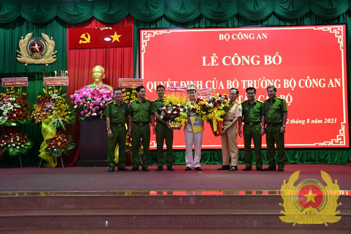 Thượng tá Nguyễn Minh Tân - Phó Giám đốc Công an tỉnh Tiền Giang hứa quyết tâm sẽ vượt qua mọi khó khăn, nỗ lực, cùng tập thể phát huy tinh thần đoàn kết, thống nhất trong Đảng ủy, Ban Giám đốc và toàn lực lượng Công an tỉnh, phấn đấu hoàn thành xuất sắc mọi nhiệm vụ được cấp trên tin tưởng, giao phó. (Ảnh Công an tỉnh Tiền Giang)