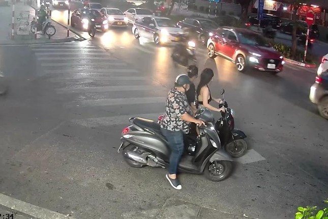 Cô gái mặc gợi cảm bị 'yêu râu xanh' sàm sỡ: Tối 20/5/2022, tại ngã 3 Yên Phụ - Thanh Niên (Hà Nội) 2 cô gái đi xe máy dừng ven đường thì một người đàn ông đi xe máy tiến lại gần. Sau khi nhìn ngó xung quanh, người đàn ông bất ngờ quay sang sàm sỡ người phụ nữ ăn mặc gợi cảm đang cầm lái phía trước rồi vội vàng vít ga phóng đi. Người phụ nữ trẻ chỉ kịp hét lên. Toàn bộ diễn biến vụ việc đã bị camera bên đường ghi lại. Khi được đưa lên mạng, đa số các ý kiến lên án hành vi biến thái của người đàn ông, cũng có người "đổ lỗi" cho cô gái đã ăn mặc quá gợi cảm khi ở nơi công cộng.