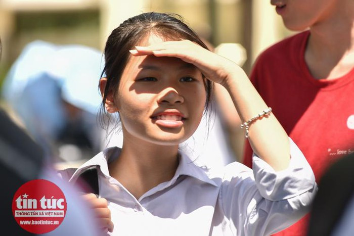 Trao đổi với phóng viên, bà Nguyễn Bội Quỳnh, Trưởng điểm thi trường THPT Cầu Giấy cho biết: Năm nay, tại điểm thi có 576 thí sinh với 24 phòng thi. Các cán bộ làm thi được phổ biến quy chế thi nghiêm túc. Ở điểm thi này có 1 thí sinh bị gãy tay phải, không thể tự làm bài. Hội đồng thi đã sắp xếp cho thí sinh này ngồi riêng một phòng trên tầng 3, có người ghi giúp nội dung bài làm vào giấy thi.