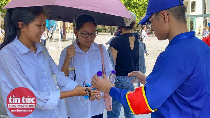 Còn em Nguyễn Tuấn Mạnh (tại điểm thi THCS Lê Quý Đôn, Cầu Giấy, Hà Nội) cho rằng, đề dễ thì điểm sẽ cao. Em làm được khoảng 80%. Nhưng xung quanh em cũng nhiều bạn làm được.