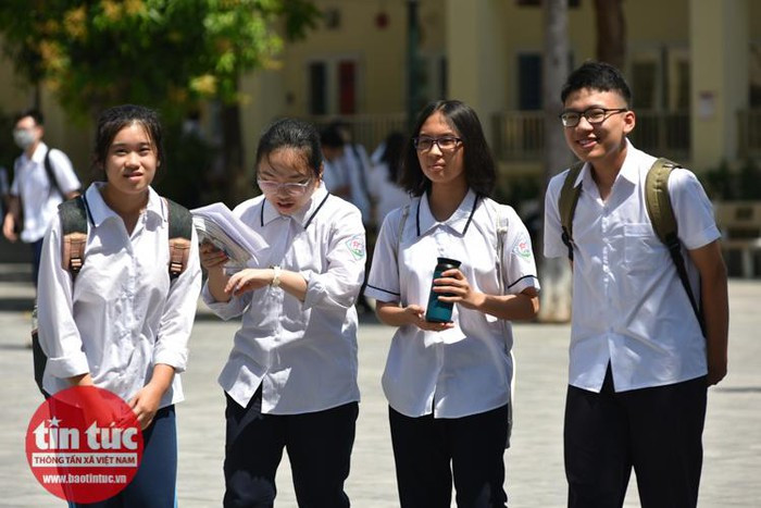 Sở GD&ĐT Hà Nội cho biết: Việc bàn giao đề thi và văn phòng phẩm tới 100% các điểm thi cũng đã hoàn thành, bảo đảm đủ về số lượng và chất lượng, đáp ứng nhu cầu của cán bộ coi thi, thí sinh tại điểm thi. Quá trình giao - nhận đề thi được thực hiện theo quy trình chặt chẽ, có sự giám sát của lực lượng an ninh, công an, thanh tra tại điểm thi.
