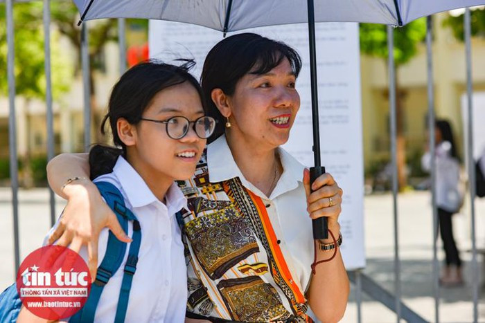 Dưới đây là ghi nhận của nhóm phóng viên báo Tin tức tại một số điểm thi: THPT Việt Đức, THPT Thăng Long, THCS Lê Quý Đôn...