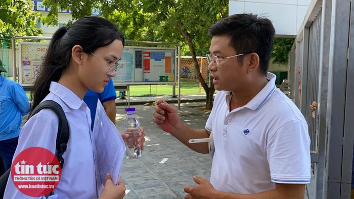 Nhiều phụ huynh đứng bên ngoài trường thi hồ hởi khi nhìn thấy nụ cười rạng rỡ của các con.