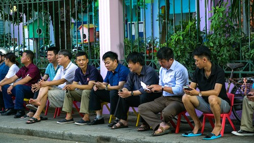 Khi con đã vào phòng thi, bên ngoài phòng thi nhiều phụ huynh đợi các con và mong con có kết quả thi tốt. (Ảnh: Báo Tin Tức).