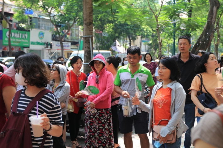 Dù nắng nóng, nhưng nhiều phụ huynh vẫn chờ chực ở cổng trường. (Ảnh: Báo tin tức).