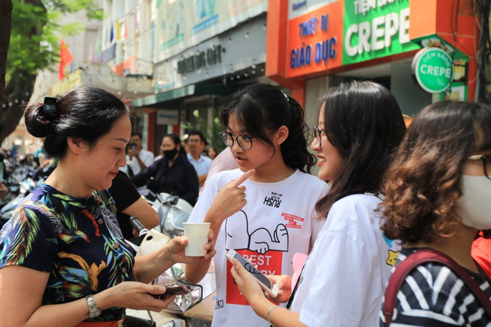 Trong lúc chờ con, nhiều phụ huynh nhận được sự chia sẻ của tình nguỵện viên. (Ảnh: Báo Tin Tức).