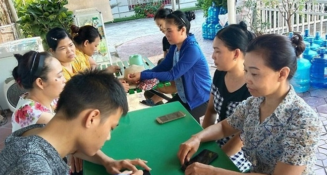 Cả làng "mất ăn, mất ngủ" vì chủ họ “ôm” hàng chục tỷ đồng bỏ trốn: Ngày 17/7, Đại tá Hoàng Văn Nam, Trưởng Công an huyện An Lão, tỉnh Hải Phòng cho biết cơ quan Công an huyện vừa tiếp nhận đơn trình báo của người dân ở thôn Bách Phương 3, xã An Thắng về việc một người địa phương là bà Hoàng Thị Phượng, bỗng dưng mất tích sau khi đứng ra tổ chức cho hàng trăm người chơi họ góp với số tiền hàng chục tỷ đồng.