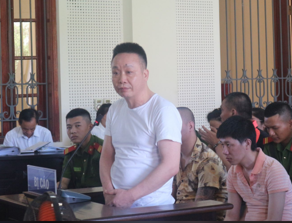 Buôn gần 22 kg ma túy, cựu thiếu tá công an TP HCM bị tuyên án tử hình: Ngày 17/7, TAND tỉnh Nghệ An đã tuyên án các bị cáo trong đường dây ma túy xuyên quốc gia do Cao Xuân Thủy (SN 1990, trú huyện Quế Phong, tỉnh Nghệ An) cầm đầu. Tham gia đường dây ma túy này còn có Võ Văn Quý (SN 1978), nguyên là thiếu tá công an thuộc một đơn vị cấp phòng của Công an TP HCM.