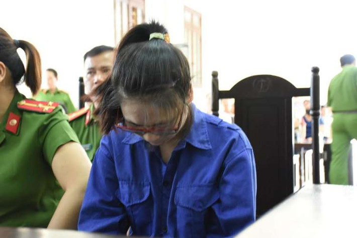 Đầu độc vợ người tình bằng trà sữa, tử hình Lại Thị Kiều Trang: Ngày 17/7, Tòa án Nhân dân tỉnh Thái Bình đã tuyên án tử hình bị cáo Lại Thị Kiều Trang (SN 1994, đăng ký hộ khẩu thường trú tại thôn 4, xã Vũ Quý, huyện Kiến Xương, tỉnh Thái Bình) do có hành vi bỏ chất độc vào trà sữa gửi chị họ khiến chị N.T.H. (SN 1990, trú tại phường Bồ Xuyên, TP.Thái Bình, tỉnh Thái Bình), là điều dưỡng viên công tác tại bệnh viện Phổi Thái Bình tử vong.