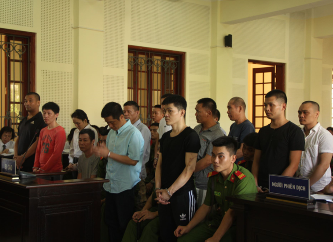 Ngoài 2 bị cáo trên, 13 bị cáo còn lại trong vụ án gồm: Tống Kim Sơn (48 tuổi, quê Nghệ An), Phạm Như Hải (42 tuổi, quê Bắc Giang), Huỳnh Lê Khanh (37 tuổi), Châu Thông Cường (52 tuổi), Nguyễn Chí Cường (52 tuổi), Nguyễn Hằng Ni (31 tuổi, quê Cà Mau) và Thái Vĩ Dân (46 tuổi), Đào Duy Thương (32 tuổi), Dương Thế Anh (41 tuổi), Dương Hồng Nhật (34 tuổi), Nguyễn Văn Thịnh (46 tuổi) cùng trú tỉnh Nghệ An; hai bị cáo Và Nhia Lỳ (28 tuổi), Cú Vư (27 tuổi) mang quốc tịch Lào.