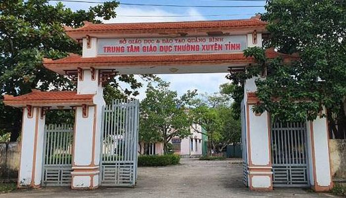 Tạm đình chỉ thủ quỹ làm mất 6 tỷ đồng của cơ quan: Ngày 21/11,Trung tâm Giáo dục thường xuyên tỉnh Quảng Bìnhđã tạm đình chỉ công việc đối với cán bộ thủ quỹ của Trung tâm làm mất 6 tỷ đồng khi chạy xe máy. Theo đó, cán bộ thủ quỹ của Trung tâm làm mất 6 tỷ đồng là bà Nguyễn Thị Mỹ Linh. Số tiền này được bà Linh báo tin làm mất khi đang chạy xe máy.