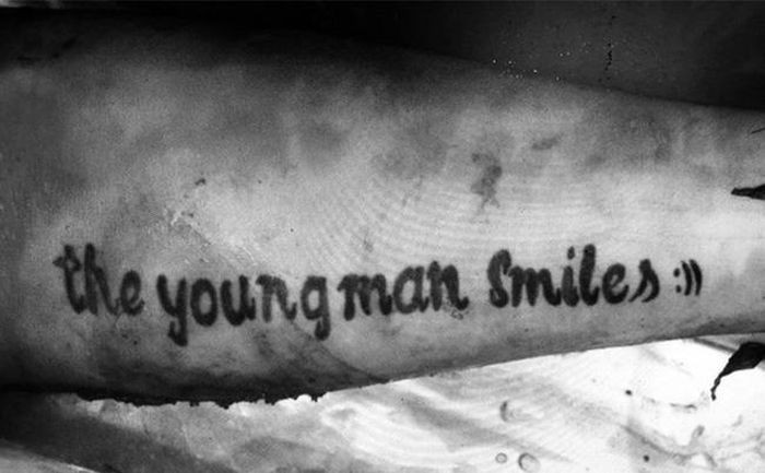 Tìm thân nhân cho thi thể có xăm dòng chữ 'The young man smiles' nổi trên sông: Ngày 21/11, Công an quận Bình Thạnh, TP.HCM, đang điều tra vụ người dân phát hiện một thi thể nam giới trôi trên sông Sài Gòn đoạn qua phường 28. Hiện công an đang tìm kiếm thân nhân của nạn nhân này. Trên cánh tay và bả vai trái có xăm 2 bông hoa hồng màu đen, cẳng tay trái có xăm chữ "The Young Man Smiles".