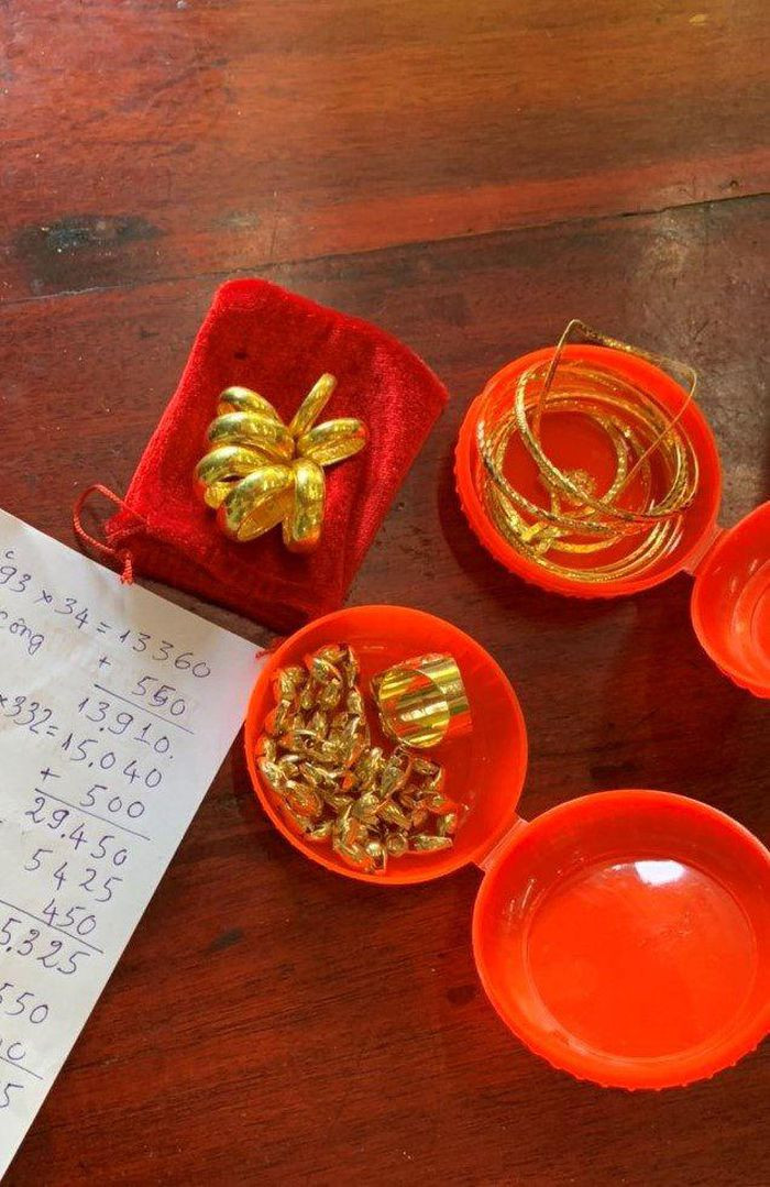 Mang tiền âm phủ vào tiệm vàng để cướp giật: Nguyễn Văn Cảnh (26 tuổi, trú huyện Phú Ninh, tỉnh Quảng Nam) đã mang tiền giả đến một tiệm vàng ở TP Tam Kỳ để mua vàng. Trong quá trình chủ tiệm vàng phát hiện tiền giả Cảnh đã cướp giật số vàng có giá trị khoảng 170 triệu đồng rồi bỏ trốn nhưng đã bị người dân bắt giữ. Ngày 21/11, Công an TP Tam Kỳ cho biết đang điều tra, làm rõ.