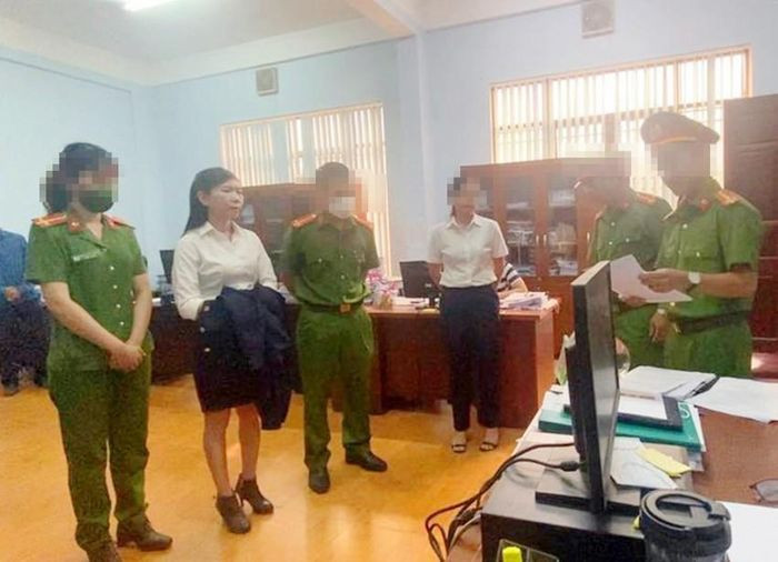 Một cán bộ thuế ở Kon Tum bị bắt vì nhận hối lộ: Chiều 9/12, Công an huyện Đắk Tô (tỉnh Kon Tum) đã khởi tố bị can, bắt tạm giam bà Hứa Thị Thể (51 tuổi, Đội trưởng Đội nghiệp vụ, Chi cục thuế khu vực số 2, thuộc Cục thuế tỉnh Kon Tum) để điều tra về tội nhận hối lộ. Cụ thể, bà Thế đã lợi dụng chức vụ để nhũng nhiễu, đòi tiền liên quan đến thông báo thuế trong quá trình làm thủ tục sang nhượng đất đai.