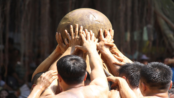 Cuối cùng bọn quỷ đen thua trận, phải quy phục đức thánh Tam Giang ở đây. Chính vì vậy, dân làng Vân mở hội vật cầu (còn gọi là hội Khánh Hạ) vào ngày hóa của đức thánh, với ý nghĩa hội mừng chiến thắng.
