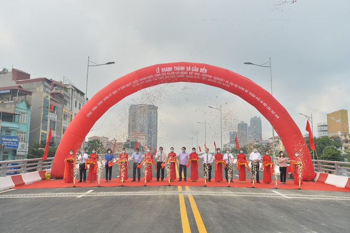 Bí thư Thành ủy Hà Nội Vương Đình Huệ cùng lành đạo TP lãnh đạo cắt băng khánh thành dự án