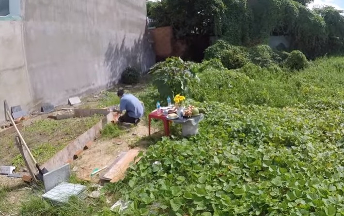 Trước đó, những ngày đầu tháng 8, báo giới thông tin, ông Hải đã làm lễ khởi công xây dựng căn nhà 4 tầng cho người vô gia cư tại một khu dân cư ở quận 12. Tổng số tiền xây dựng căn nhà và mua đất khoảng 6 tỷ đồng, trong đó tiền xây dựng khoảng 1,5 tỷ nếu thiếu ông Đoàn Hải vay thêm ngân hàng. (Ảnh: Dân Việt).
