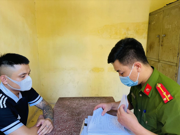 Ném chất bẩn, đem vòng hoa tang để đòi nợ: Do 2 em trai không có khả năng trả nợ, chị gái của T. là L.T.L. ở TP Thanh Hóa bị Vũ Anh Huy (trú TP Thanh Hóa) chỉ đạo đàn em đến nhà riêng của chị L. ném chất bẩn, mang vòng hoa tang đặt trước cửa nhà người phụ nữ. Ngày 27/7, Huy cùng đàn em bị CA TP Thanh Hóa khởi tố.