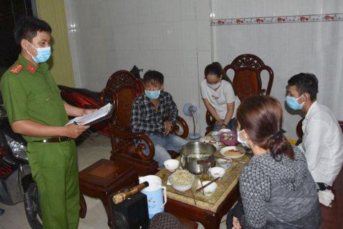Tụ tập ăn nhậu, chủ nhà và nhóm bạn bị xử phạt: Chiều 26/7, người dân địa phương phát hiện chủ căn nhà ở xã Thạnh Phú (huyện Châu Thành, tỉnh Tiền Giang) và một số người khác tụ tập ăn nhậu, hát karaoke. Đến kiểm tra, Công an phát hiện chủ nhà cùng với 3 người khác đang tụ tập ăn nhậu. Công an lập biên bản vi phạm đối với 4 người này.