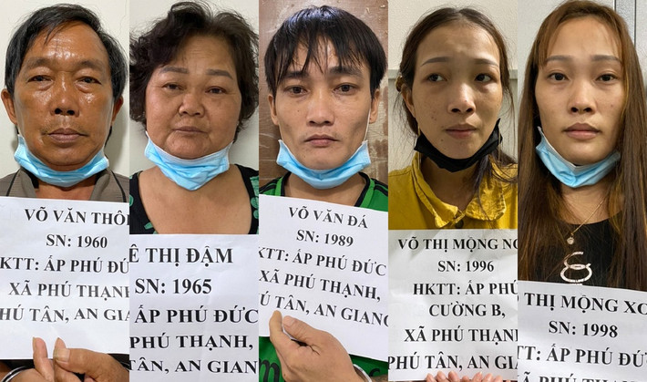 Gia đình 5 người bị khởi tố vì buôn ma túy: Vợ chồng ông Võ Văn Thôi (61 tuổi, trú huyện Phú Tân, tỉnh An Giang) và 3 người con mua ma túy từ một người lạ ở TP Châu Đốc (An Giang) về chia nhỏ và bán kiếm tiền chênh lệch. Cả 5 người này bị CA huyện Phú Tân khởi tố bị can, bắt tạm giam.