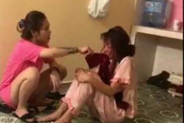Vụ cô gái bị lột đồ, làm nhục ở Thái Bình, bắt giam đôi nam nữ: Ngày 27/7, Công an tỉnh Thái Bình cho biết, liên quan vụ việc đánh đập, làm nhục cô gái 15 tuổi, quê Thanh Hóa, xảy ra đêm 23/7, Cơ quan Công an đã khởi tố bị can, bắt tạm giam Nguyễn Thị Thu Hà (17 tuổi ở Thái Bình) và Phạm Văn Lộc (16 tuổi, ở Hà Nam).