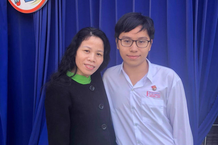 Bùi Quốc Bảo - học sinh Trường THPT Lý Tự Trọng (Khánh Hòa) là 1 trong 2 thí sinh có kết quả thi tốt nghiệp THPT năm 2021 tổ hợp khối C cao nhất toàn quốc. Quốc Bảo đạt 9,25 điểm môn Ngữ văn, 10 điểm môn Lịch sử và 10 điểm môn Địa lý. Quốc Bảo dự định sẽ ra Hà Nội theo học ở Trường ĐH Kiểm sát.