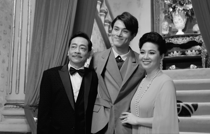 “Sau này tôi mới biết mình giục anh quay ở thời điểm anh đau đớn, không ngồi vững. Vậy mà vì đoàn phim, anh gượng dậy, tự set máy và quay”, đạo diễn cho biết.
