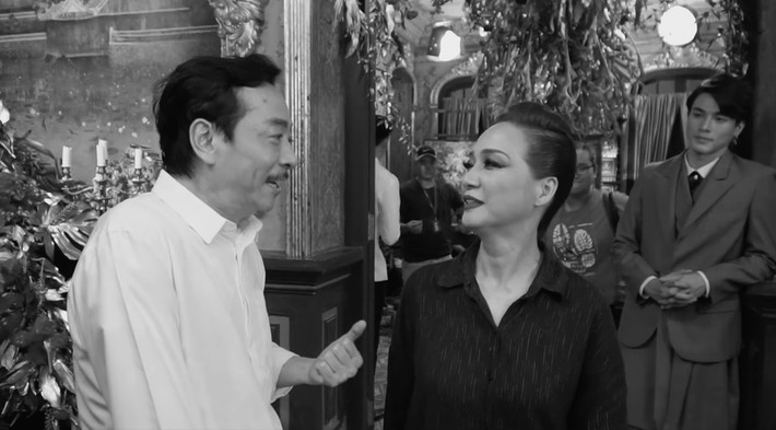 Đạo diễn Bảo Nhân - người làm việc với NSND Hoàng Dũng trong bộ Gái già lắm chiêu V - cho Zing biết nghệ sĩ có khả năng nhập vai xuất thần. “Sự tinh tế trong diễn xuất khiến đoàn phim đôi khi ngỡ ngàng không nhận ra anh đã diễn hay chưa”, đạo diễn nói.