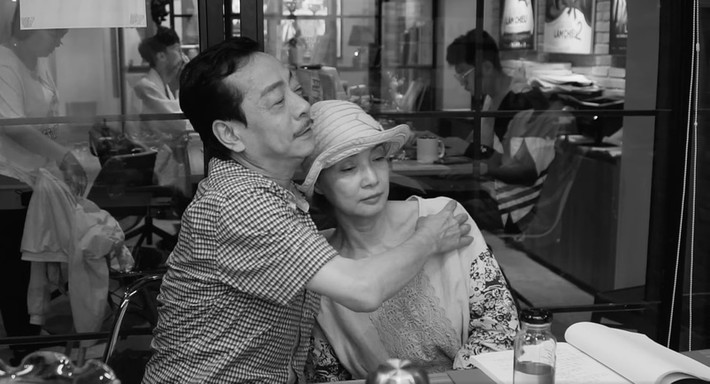 Trong phim, NSND Hoàng Dũng vào vai quý ông Vĩnh Nghị, nhân tình của Lý Lệ Hà (NSND Lê Khanh đóng). “Đa số nghệ sĩ miền Nam đến buổi gặp với đạo diễn mặc xuề xòa, đơn giản, nhưng anh Hoàng Dũng gặp chúng tôi như đi tiệc vậy. Ban đầu, tôi băn khoăn khi ngỏ lời vì vai của anh khá nhỏ. Anh khẳng định bản thân không quan trọng vai nhỏ hay lớn. Vai của anh nhỏ cũng được nhưng phải có thông điệp”, đạo diễn nói thêm với Zing.