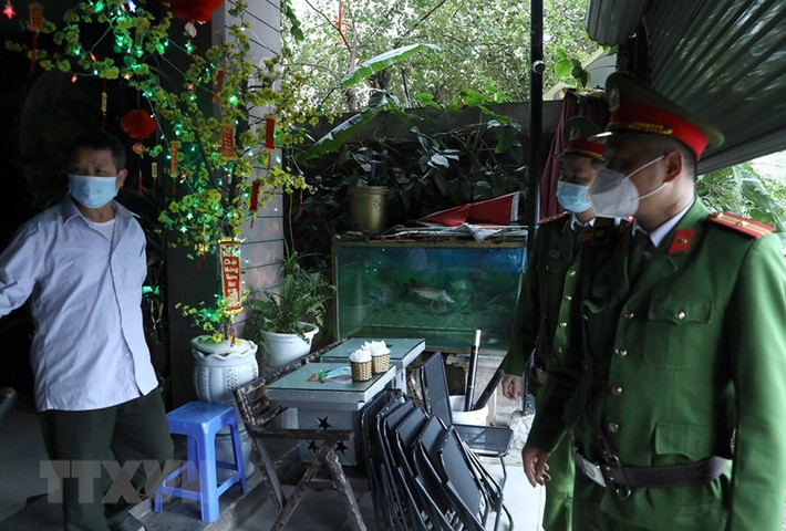 Lực lượng công an nhắc nhở người dân việc thực hiện đóng cửa quán càphê tại khu đô thị Văn Quán, quận Hà Đông.
