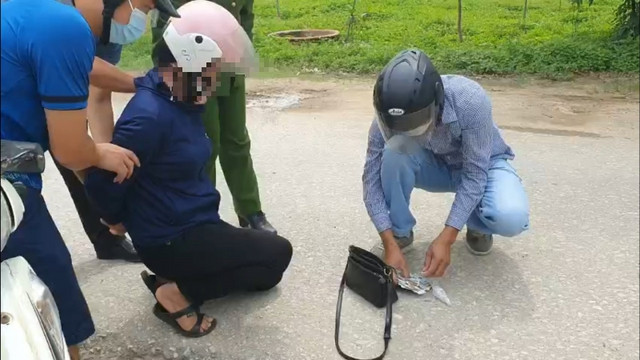 Công an phường Thanh Trường cử các trinh sát tiến hành rà soát, xác minh. Khoảng 11h ngày 26/5/2022, phát hiện người phụ nữ nghi vấn trên đi từ hướng xã Thanh Luông về phường Thành Trường, lực lượng công an đã ém quân, dừng xe để kiểm tra. Quá trình kiểm tra, Công an phường Thanh Trường phát hiện trong túi đeo trước bụng của người phụ nữ này có 11 viên ma túy tổng hợp, 1 gói heroin. Ngay lập tức, công an đã lập biên bản bắt người phạm tội quả tang và đưa đối tượng về trụ sở để làm rõ. (Ảnh: Giadinh.net)